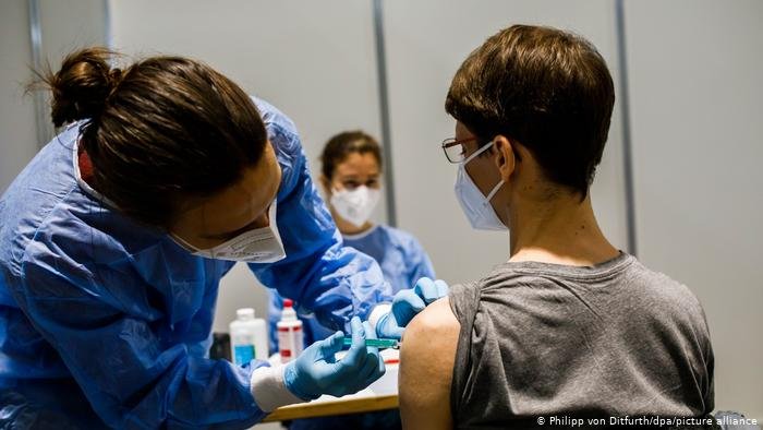 ЖОО-лар вакцина алған студенттерге қандай жеңілдіктер ұсынып отыр