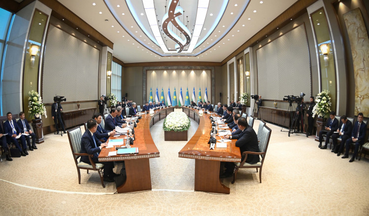 Қазақстан мен Өзбекстан президенттері кеңейтілген құрамда келіссөз жүргізді